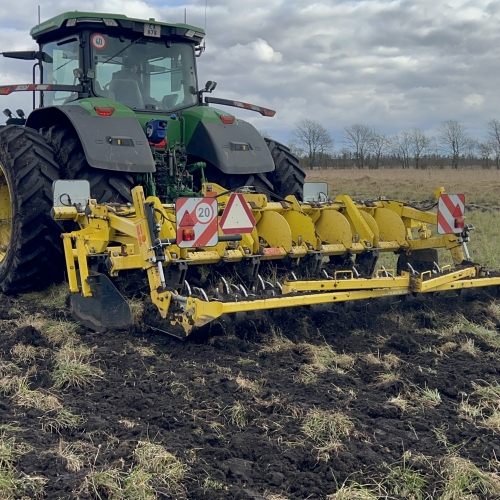 Traktor udfører såning i Ribe på mark med friske rækker