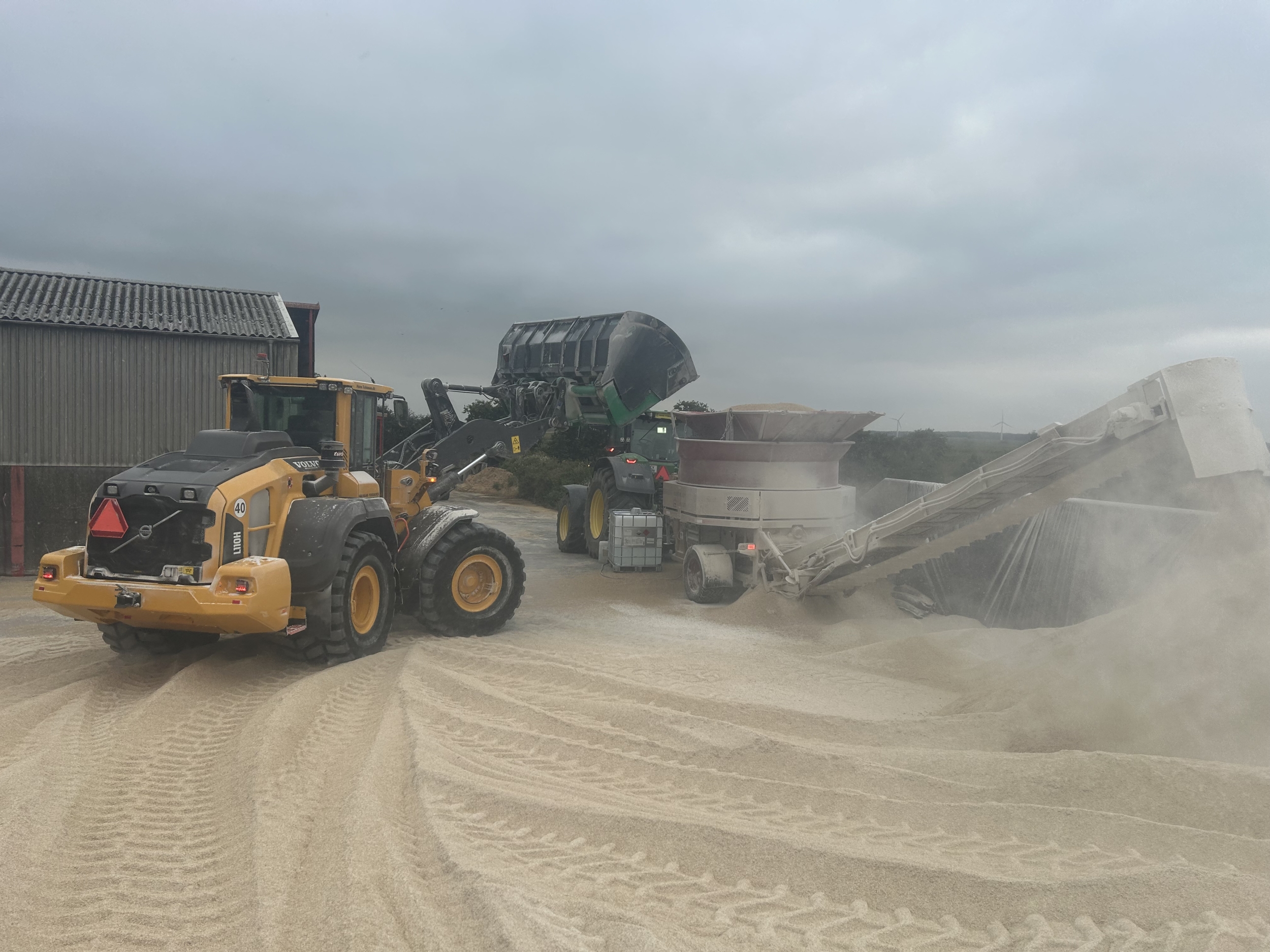 "Læssemaskine fra maskinstation i Ribe udfører entreprenørarbejde med korn og grus