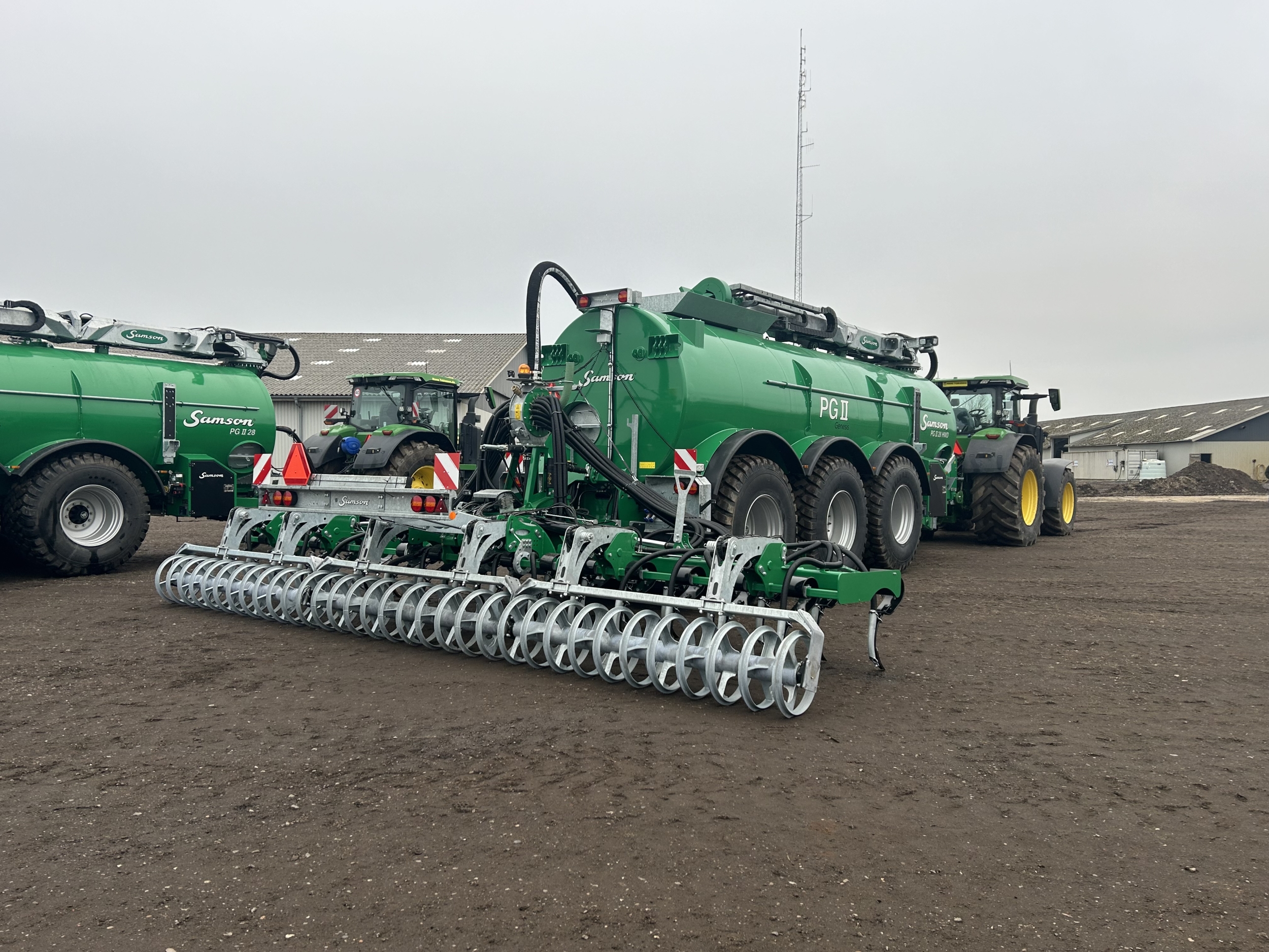 Traktor med gyllevogn fra maskinstation i Ribe klar til gyllespredning