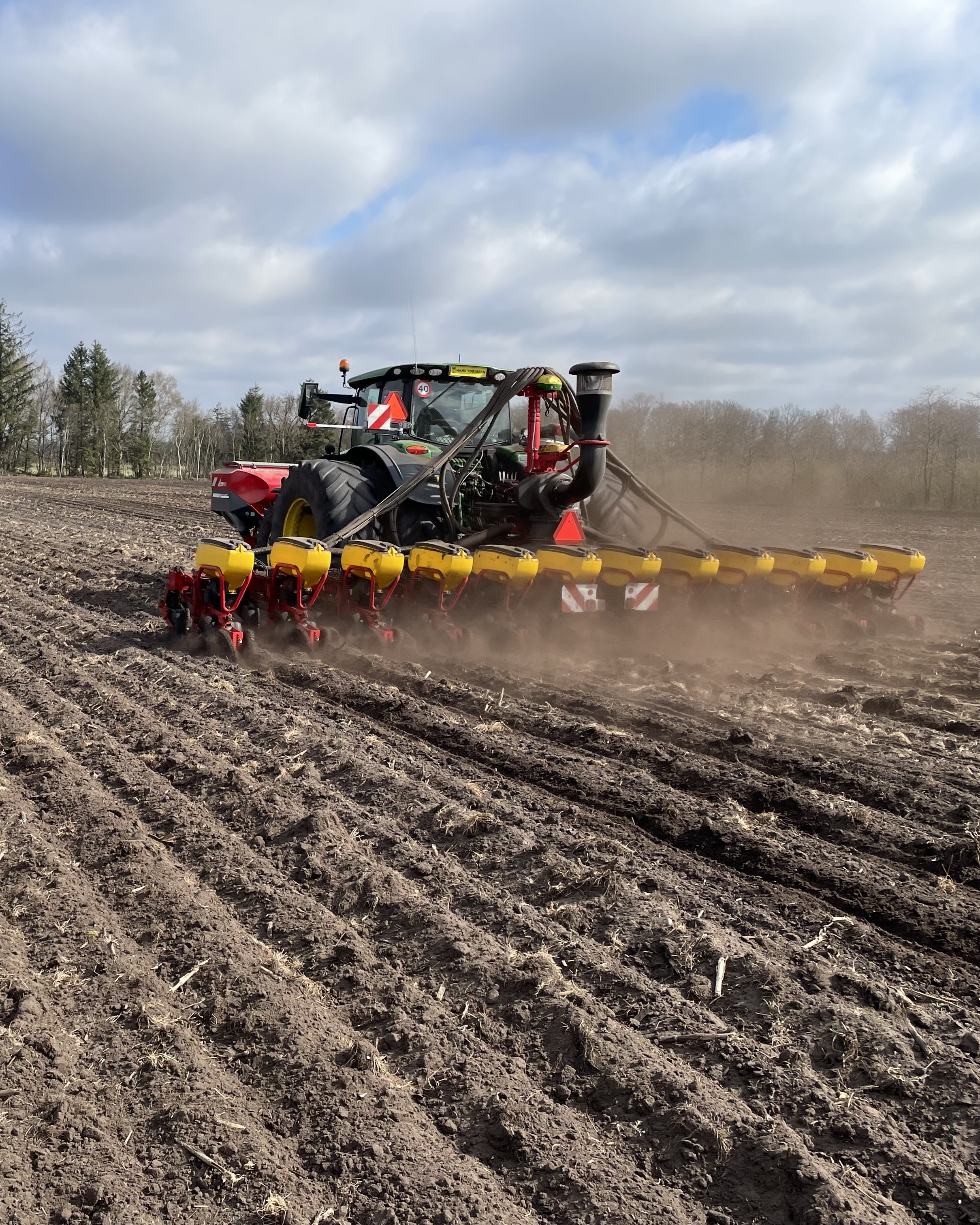 Traktor med såmaskine fra maskinstation i Ribe under såning på mark